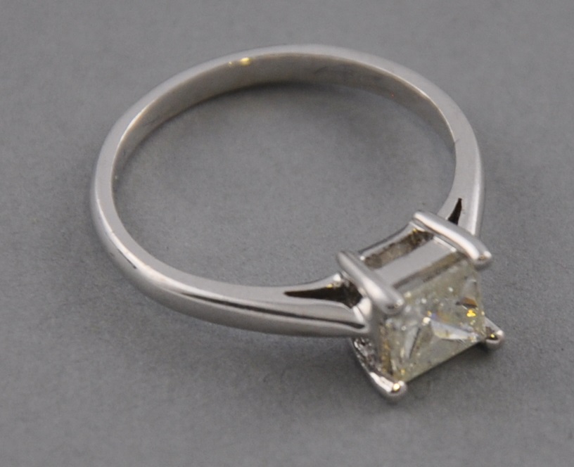 An 18ct white gold princess cut solitaire diamond ring, approx: 0.