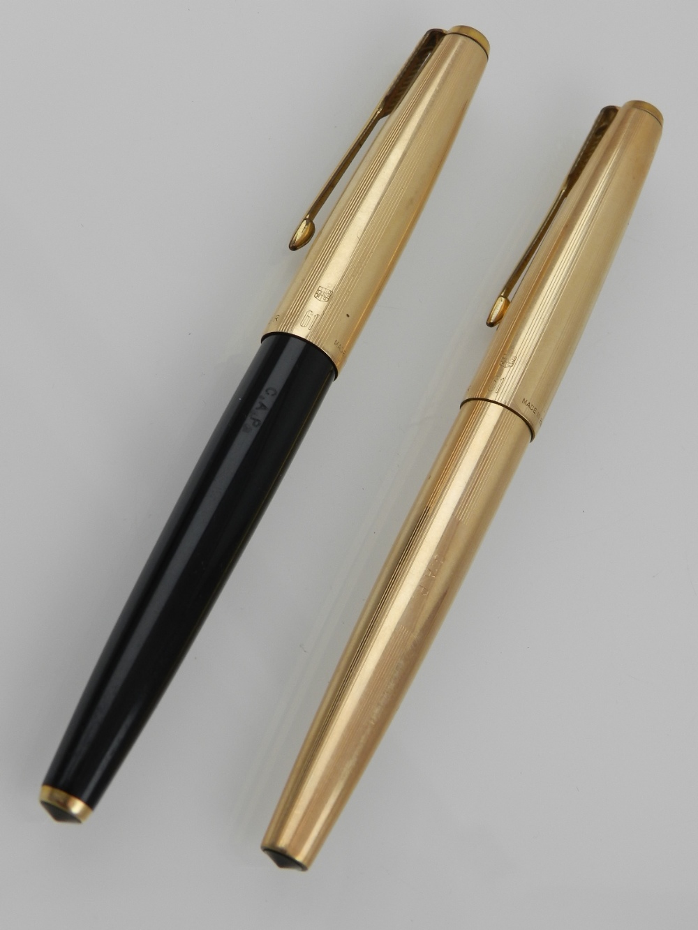 A cased set of two parker fountain pens, 12CT gold.