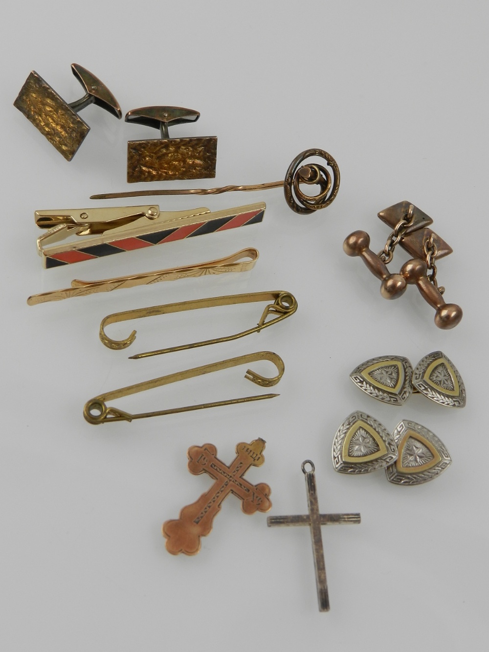 A quantity of gents jewellery items, to include a 9 carat gold tie clip,