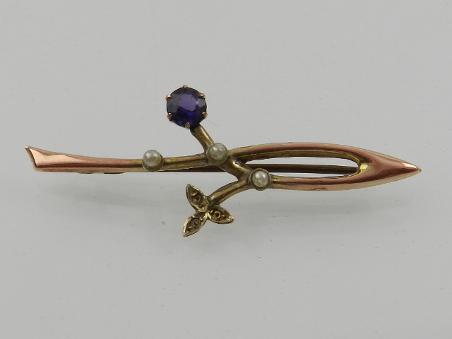 A 9 carat yellow gold, amethyst, and split seed pearl bar brooch.