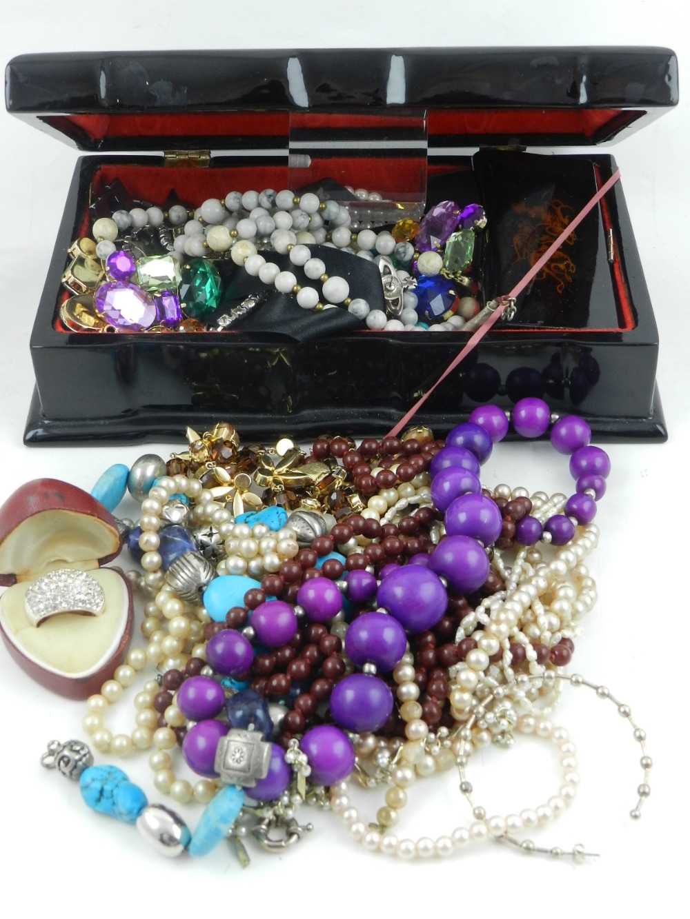 A quantity of costume jewellery, to include necklaces, bracelets, etc.