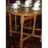 An early 20th century oak gate leg table. H: 74cm L: 91cm