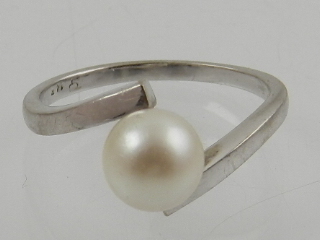 An 18th carat white gold and pearl cross over ring.