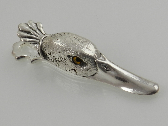 A silver plated paper clip in the form of a duck's head. L.13cm