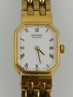 A ladies Seiko Quartz wristwatch, having gold plated strap.
