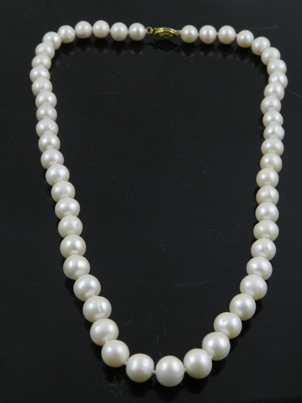 A South Sea white pearl necklace, with 14 carat yellow gold clasp.