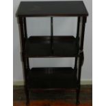 A mahogany three tier bookcase. H: 86cm W: 48cm D:27cm