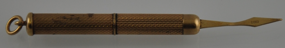 A 9ct yellow gold telescopic toothpick with engine turned, twist operated body, L5cm 5.