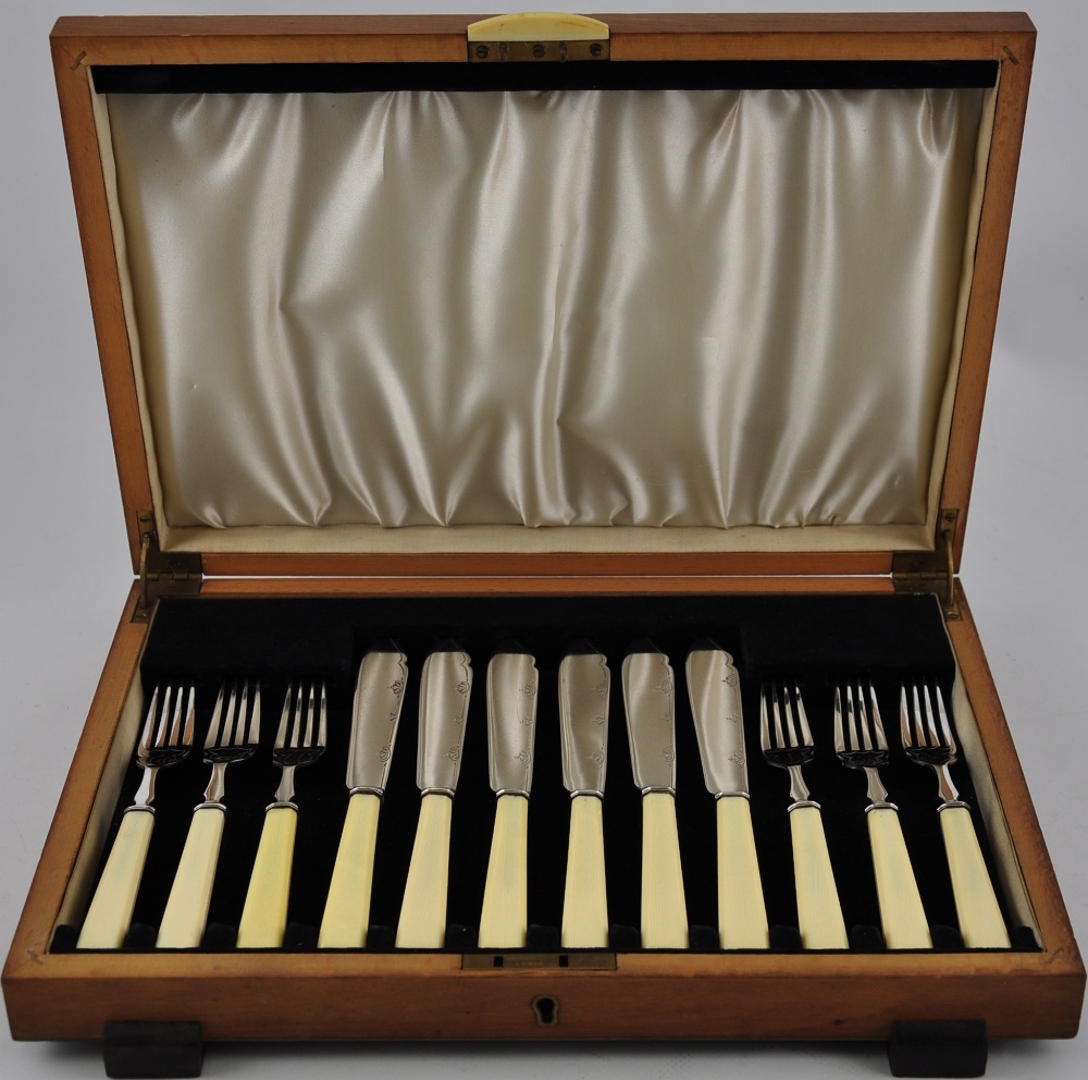 Art Deco Canteen of ivory handled fish cutlery in a walnut canteen.