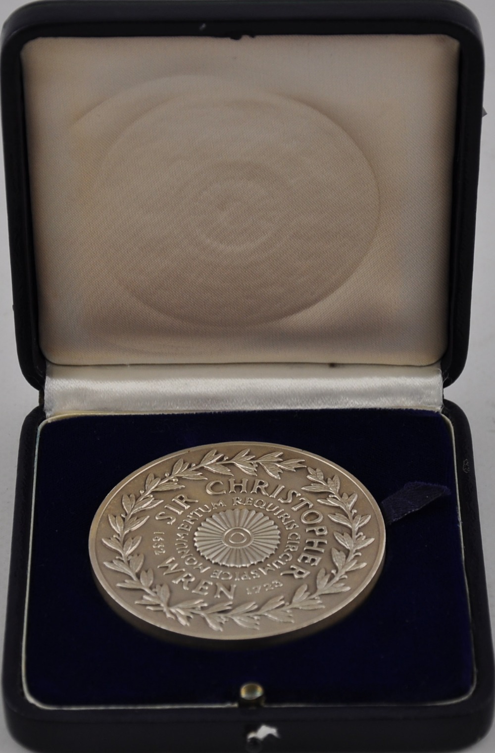 Hallmarked Brittania silver medallion of sir Christopher Wren in original fitted case London 1973,