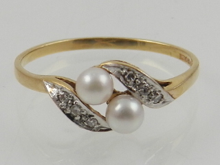 A 9 carat yellow gold, diamond, and pearl crossover ring,