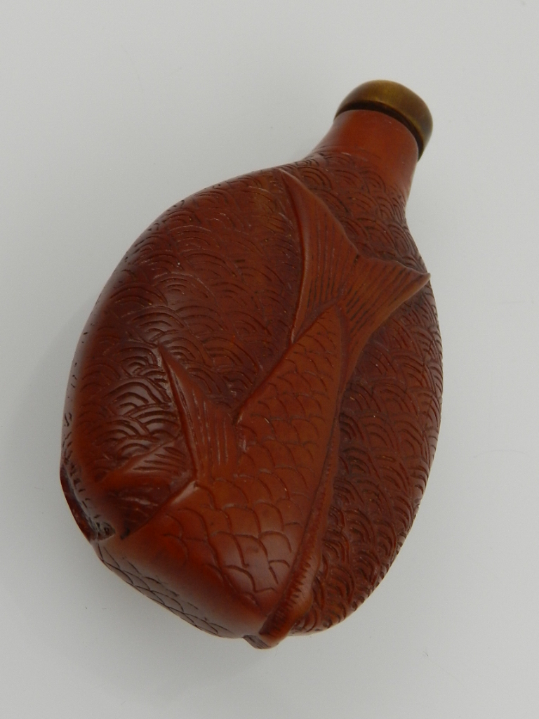 A Chinese resin snuff bottle, decorated with a fish swimming amongst waves. H.10cm - Image 2 of 2