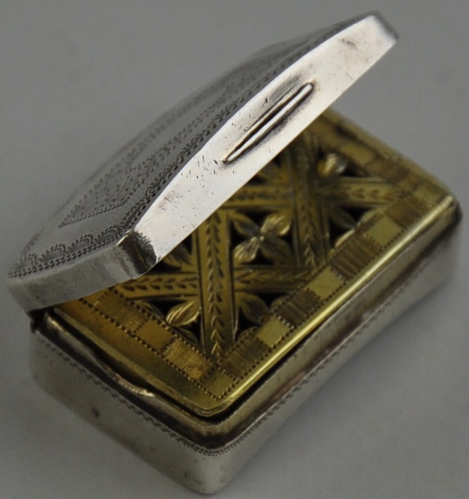 A Georgian vinaigrette silver with original sponge hallmarked 1805 - Image 2 of 2