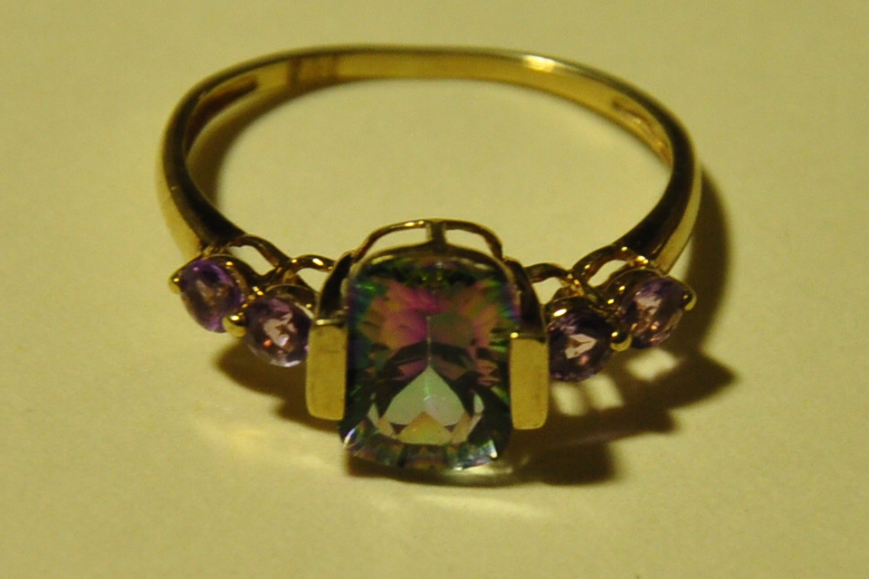 A 9ct yellow gold ring set with amethyst and a mystic topaz