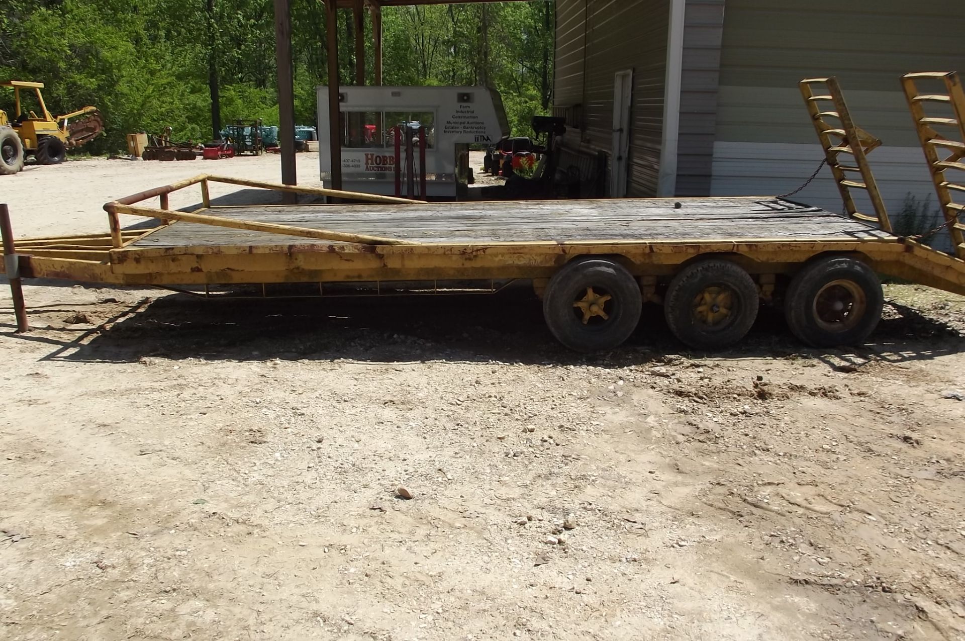 Lot 1541 18FT 3 AXLE EQUIPMENT TRAILER - Image 2 of 3