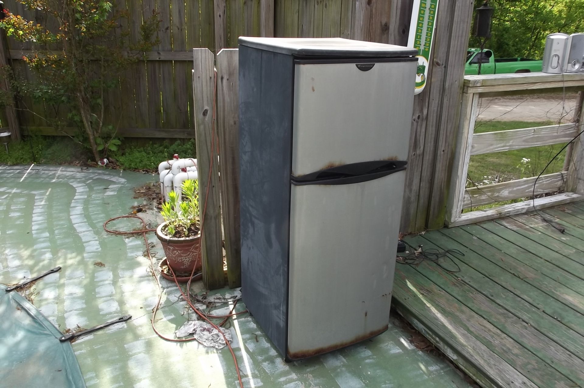 Lot 1754 Frigidaire compact refrigerator / freezer