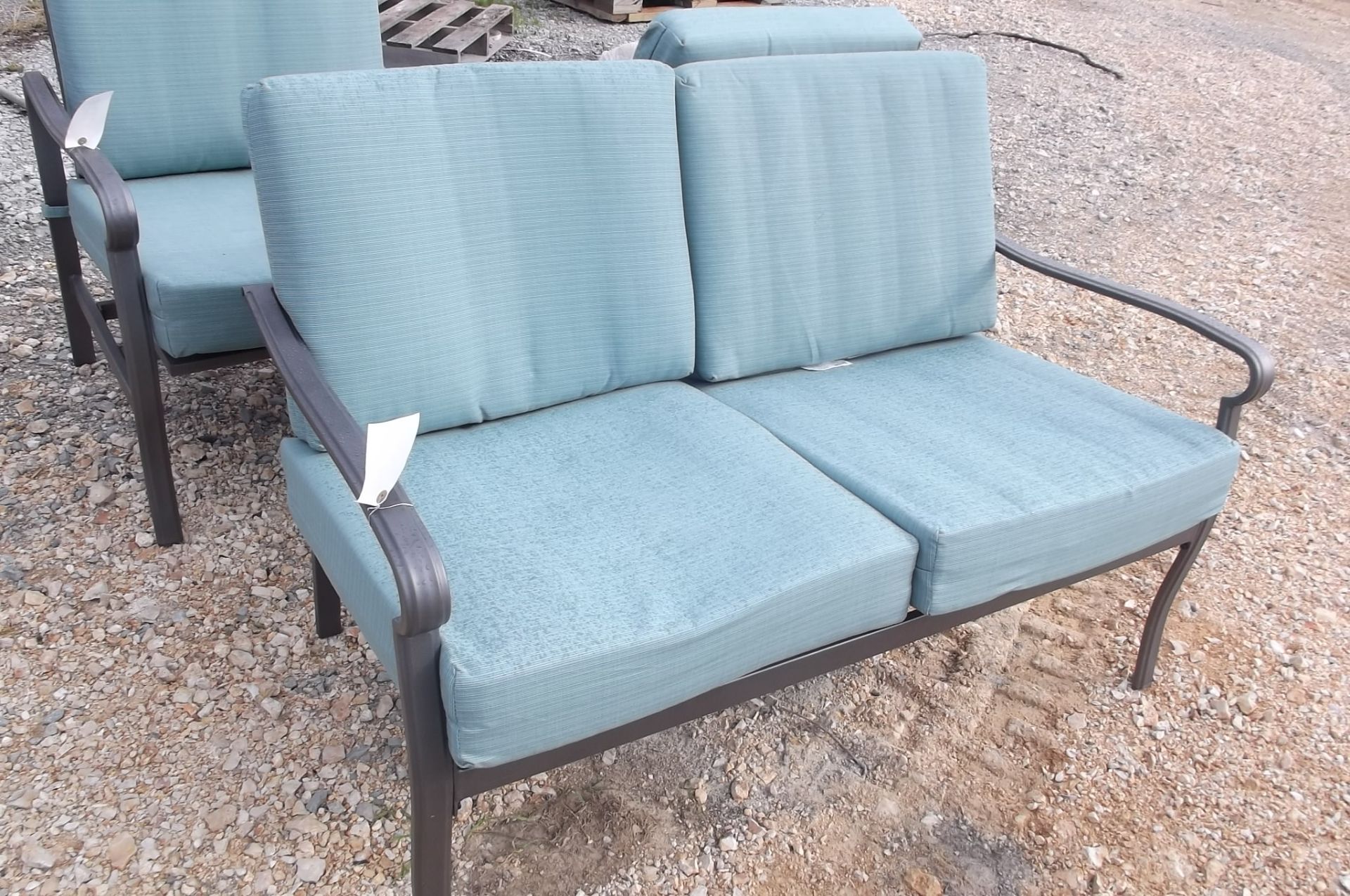 2113 New patio love seat w/cushions