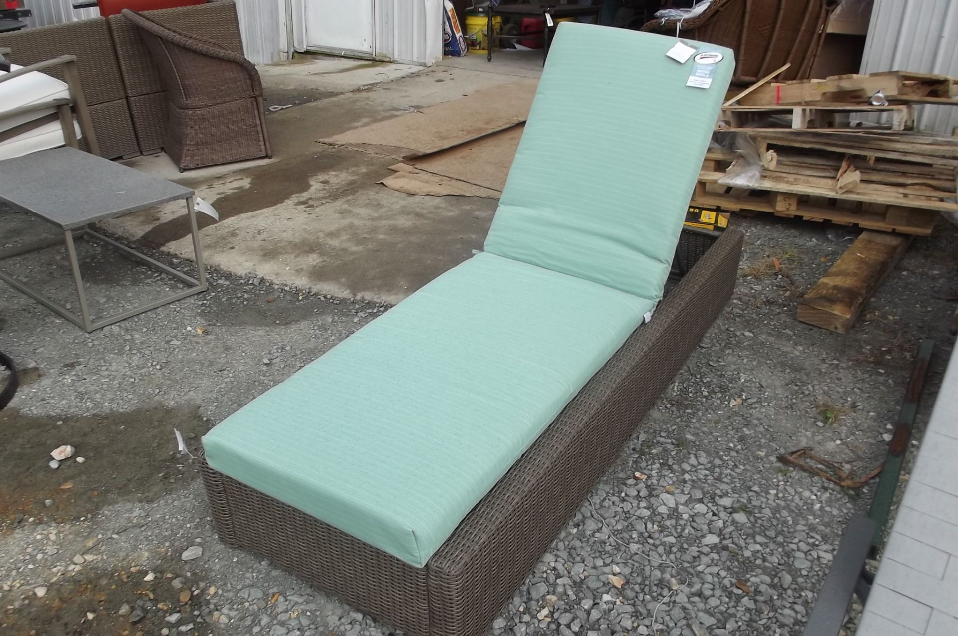 2117 New patio lounge chair wicker green