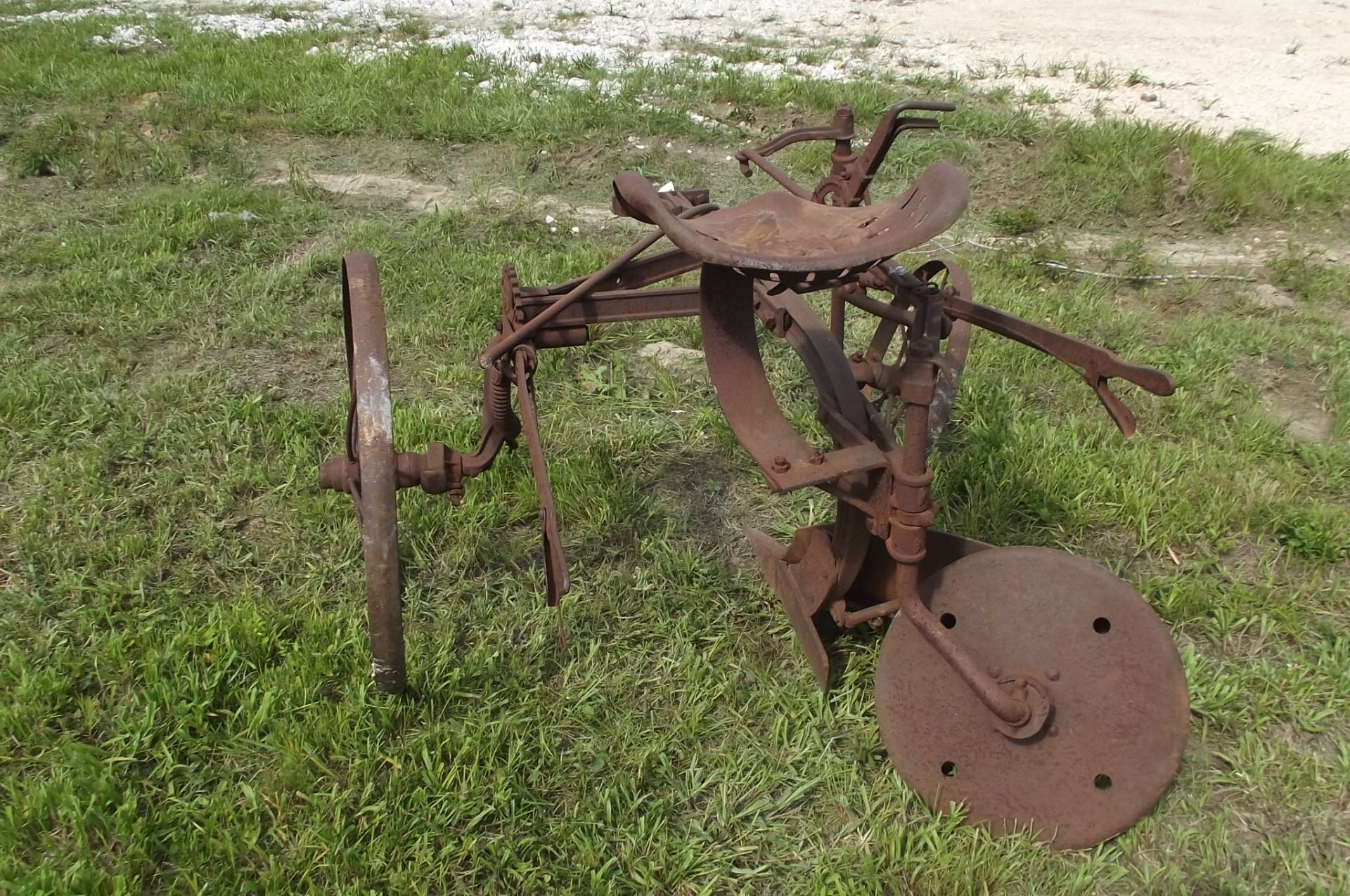 2024 Antique John Deere 267 1- Row Plow , 2 Wheel Horse Drawn - Image 3 of 5