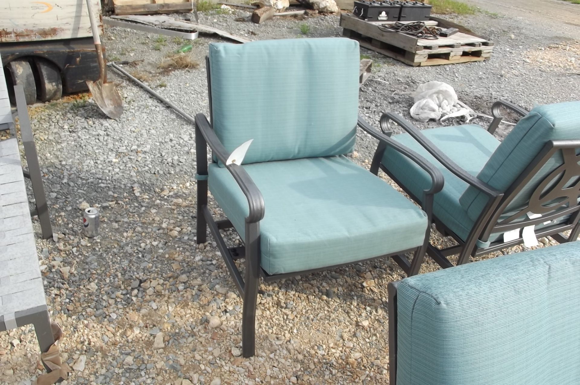 2114 New patio chair w/cushion