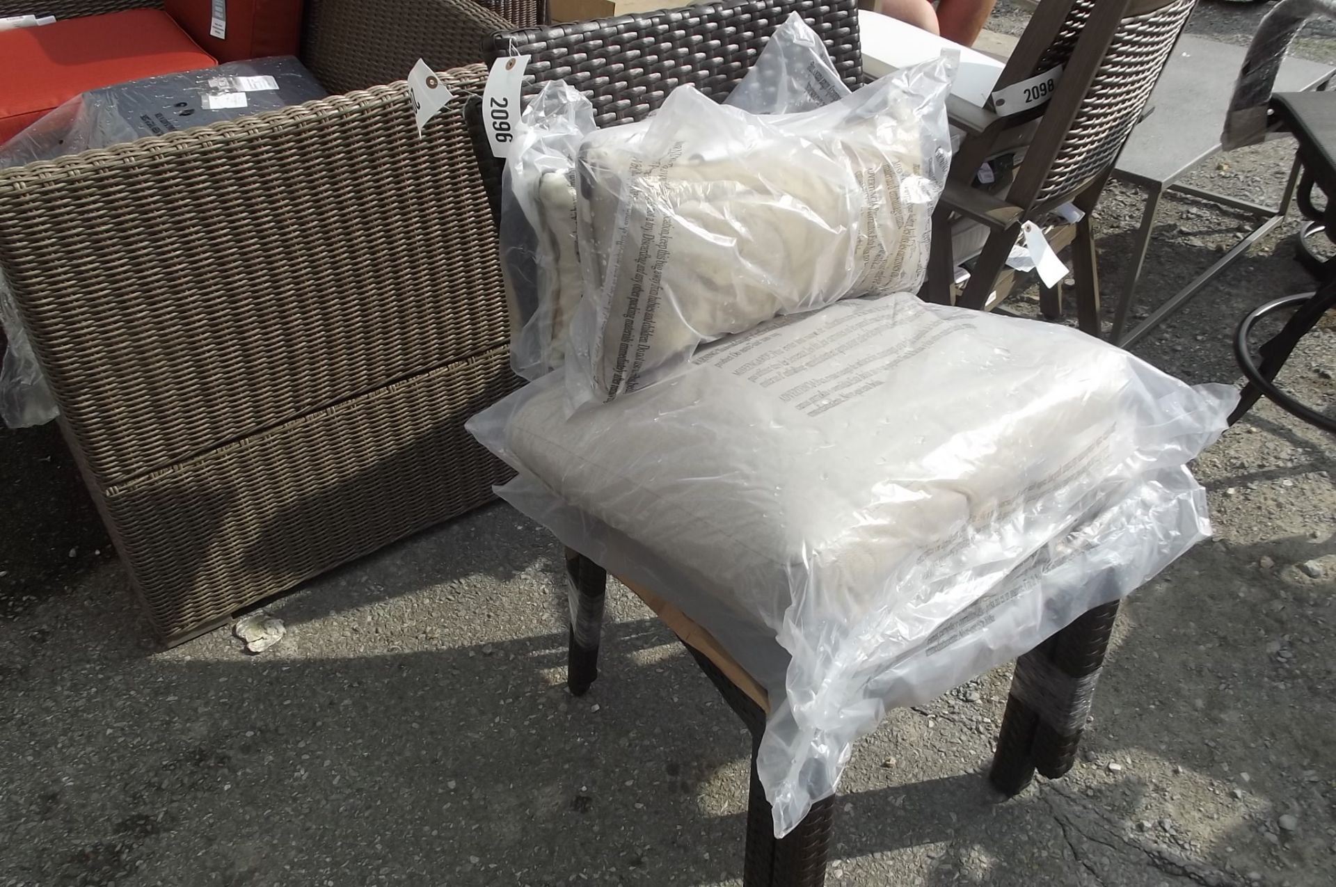 2098 Patio chair w /cushion