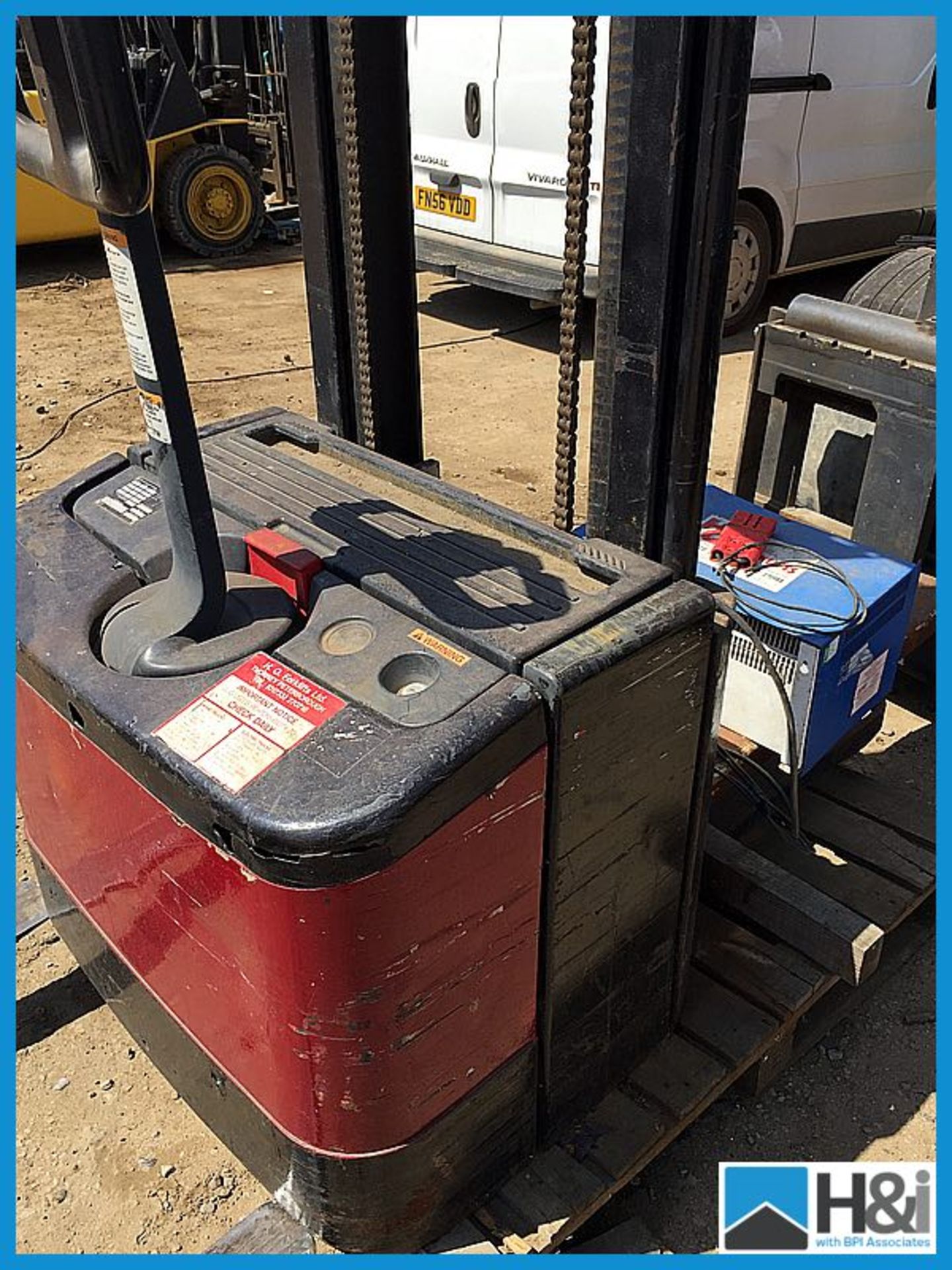 Crown pedestrian stacker electric with charger 1250 kg capacity  Appraisal: Good Serial No: NA - Image 4 of 4