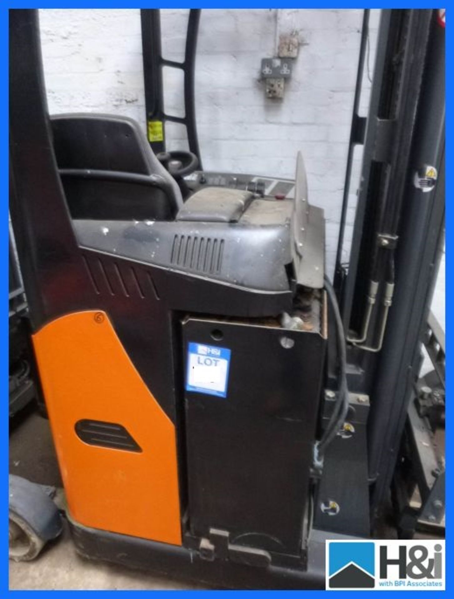 OM Reach truck 2005 year 1600 kgs rated capacity electric with charger unknown hours, running - Image 4 of 8