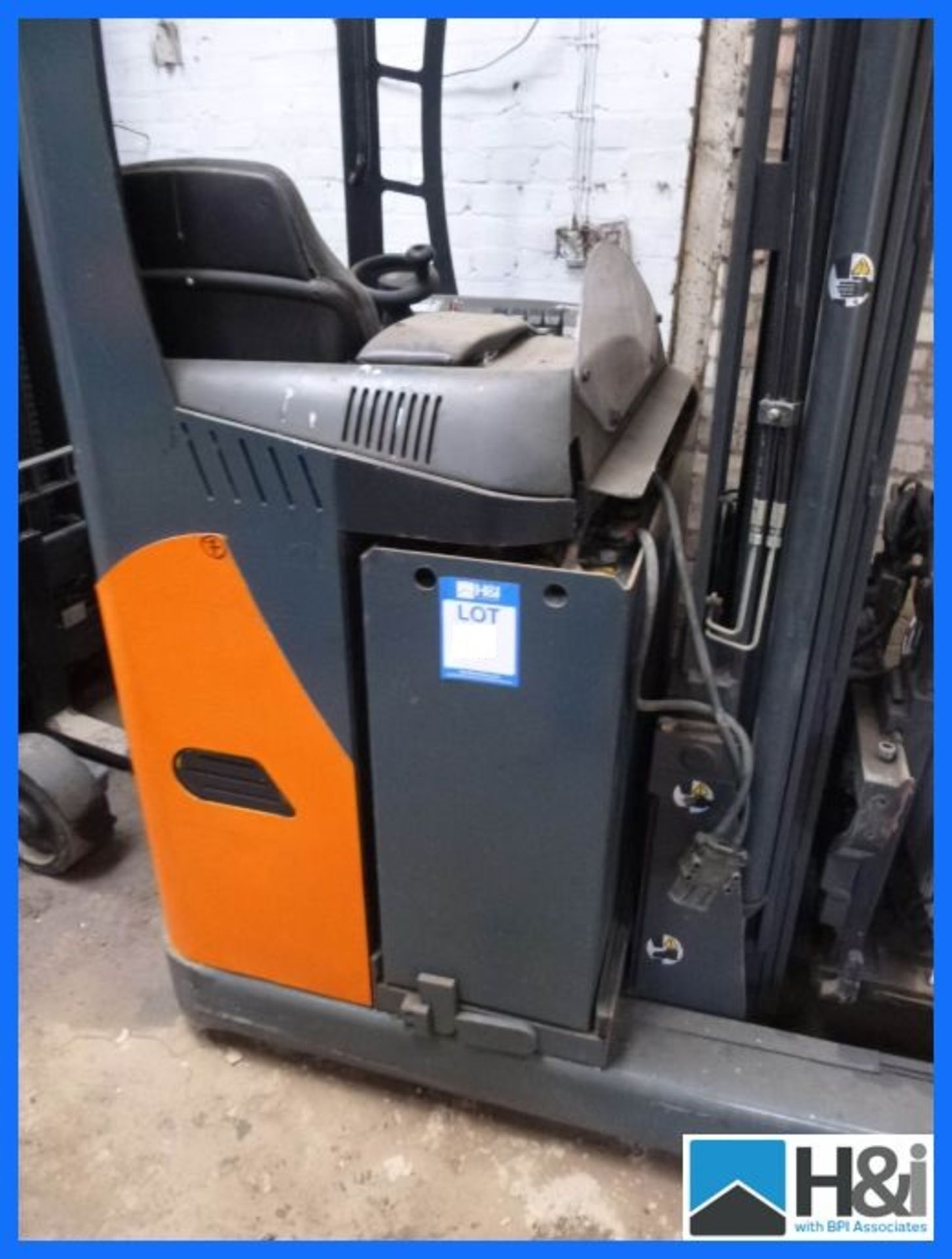 OM Reach truck 2005 year 1600 kgs rated capacity electric with charger unknown hours, running - Image 5 of 8