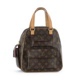 Louis Vuitton sac de forme Excursion avec 3 poches externes en toile enduite monogrammée et cuir