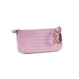 Valentino sac clutch en alligator rose mat avec dragonne en forme de bracelet orné de cabochons