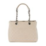 Chanel sac Shopping en cuir beige grainé matelassé bouclerie en métal chromé brossé et noirci