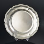 Plat rond festonné en argent 800 Demaffey & Collet Genève. Marli gravé d'un monogramme diam. 32 cm