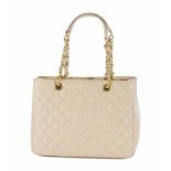 Chanel sac Shopping en cuir vanille grainé matelassé bouclerie dorée carte d'authenticité housse