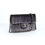 Chanel sac à rabat brodé de sequins roses et noirs à l'effet plumes l'arrière en laine tweed
