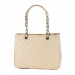 Chanel sac Shopping en cuir vanille grainé matelassé bouclerie chromée carte d'authenticité housse