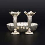 2 vases soliflores en argent Birmingham Mappin & Webb et 1 corbeille ovale festonnée Londres John