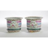 Paire de cache-pot et présentoirs en porcelaine famille rose, Chine, XXe s., décor de cartouches
