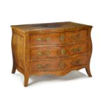 Commode d'époque Louis XV en placage de bois de rose bois de violette et loupe d'amboine ouvrant par