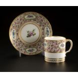 Tasse à café et sa sous-tasse en porcelaine fin XVIIIe s à décor émaillé de fleurs dans des