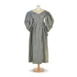 Robe en damas de soie bleu/vert à carreaux avec fond effet ondulé années 1830 de Madame Alexander