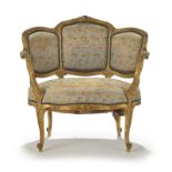 Large fauteuil corbeille de style Louis XV XIXe s en bois richement sculpté et doré à décor de