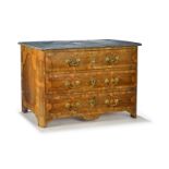 Commode d'époque Louis XIV &nbsp en placage de bois de violette et bois de rose ouvrant par quatre