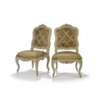 Paire de chaises à châssis d'époque Louis XV en bois laqué beige à dossier échancré et violoné à