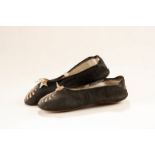 Paire de chaussures plates pour femme en soie noire début XIXe s. à&nbsp bout carré l'empeigne ornée