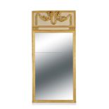 Miroir de cheminée d'époque Louis XVI cadre en bois doré surmonté d'un fronton rectangulaire orné