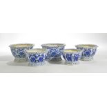 Série de 5 cache-pot octogonaux en porcelaine peints en bleu sous couvercle, Chine, XXe s., diam. 39