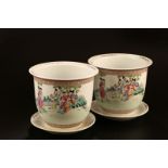 Paire de cache-pot et présentoirs en porcelaine famille rose, Chine, XXe s., décor d'élégantes