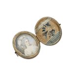 Miniature ovale sur ivoire XIXe s figurant le portrait d'une femme du XVIIIe s coiffée d'un bonnet