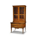 Commode formant bureau à gradin en vitrine Suisse fin XVIIIe s. gradin ouvrant par deux tiroirs et