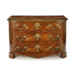 Commode d'époque Louis XIV en placage de bois de violette ouvrant par trois tiroirs en façade